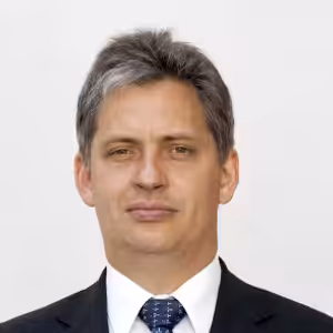 Senátor Jiří Dienstbier /ČSSD/: Hlavním důvodem pro zrušení povinné maturity z matematiky je poskytnutí jistoty, protože natahovat tu situaci není možné