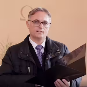 Človek prirovnaný k červovi