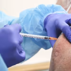 Povinné očkování? Krajní nástroj, bude to dál lidi rozdělovat. Mělo by být zákonem, nejen vyhláškou, říká právník Křepelka