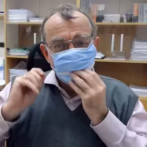 Dvě roušky jsou nesmysl, polovina lidí nenosí nic. Stačí 7 respirátorů, na každý den v týdnu jeden, říká Ždímal