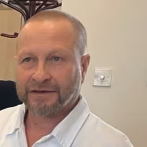 Zdravotnictví stojí na lidech, říká ředitel a chirurg Lukáš Velev