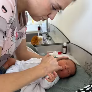 Když miminko potřebuje pomoci se sáním: jak může pomoci fyzioterapie