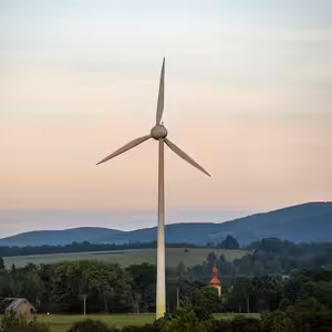 Populisté vyrazili proti větru. Jak se z odporu proti větrníkům za vsí rodí politická síla