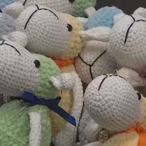 Pobyt dětem v azylových domech pro matky s dětmi v Mostě zpestří ručně háčkované hračky.