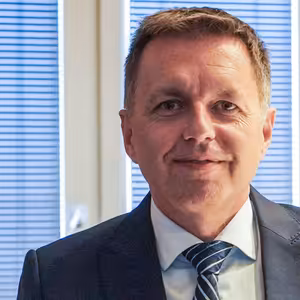 Peter Kažimír - Aj napriek kríze míňame veľa peňazí