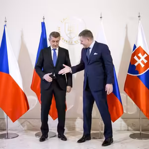 Slovensko vychází Babišovi až skandálně vstříc. Jeho vztah s Ficem je hlavně obchodní