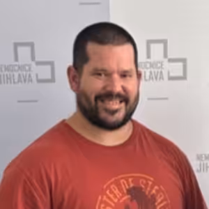 Šampiona v bench pressu můžete potkat v nemocnici, vydává obědy