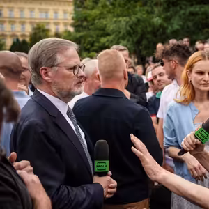 Měl Fiala odjet na dovolenou, když se blíží volby a na záda mu dýchá hyperaktivní Babiš?