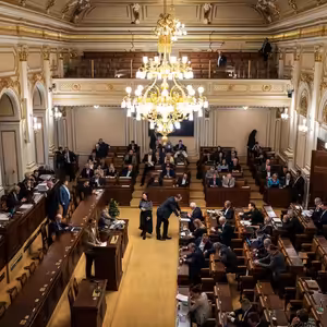 Rozhádané strany si na jednání o vyslovení nedůvěry vládě dělají kampaň z peněz daňových poplatníků