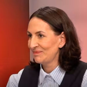 Kuloáry | Alexandra Udženija (ODS): Hřib neplní sliby voličům, Piráti jsou v křeči a kňourají | 9. 5. 2025