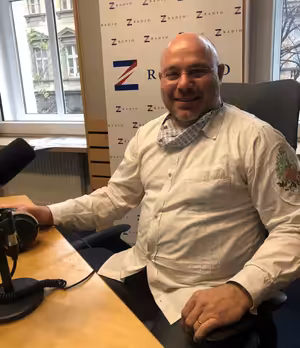 Do manažerských postů se nezřídka dostávají psychopati, kteří své ambice ukájí ponižováním podřízených, říká bývalý šéf českého a slovenského Microsoftu Jiří Devát a dodává, že tzv. bossing bývá často způsobený výkonnostním tlakem na samotné manažery.