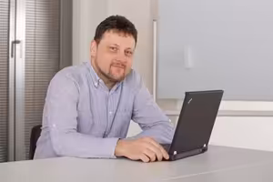 Technický ředitel antivirové společnosti ESET Miroslav Dvořák pro Rádio Z: Hackerské útoky na nemocnice jsou spojené s tím, že je to velmi exponovaný cíl a dopad není jen ekonomický, ale i psychologický.