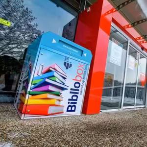 Knihovna má box na vracení knížek