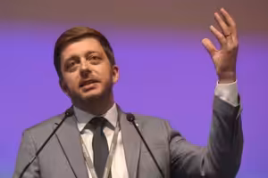 Předseda Starostů a nezávislých Vít Rakušan: Pokud vláda omezí nouzový stav do 10. 5., budeme hlasovat pro. Právníci nám řekli, že chceme-li zachovat nošení roušek nebo zákaz shromažďování, tak je nouzový stav tím jediným způsobem, jak tato opatření udrže