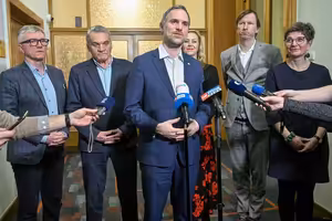 Hledání vlády nad Prahou, volby na Slovensku, nové album Johna Calea